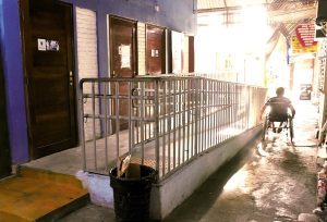 Banheiros estão quebrados no Camelódromo da Cidade Alta