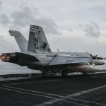 Busca por piloto americano eleva tensão