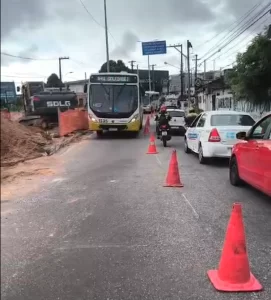 Vídeo: trecho em obras na João Medeiros, em Natal, passa a operar com faixa reversível para ônibus