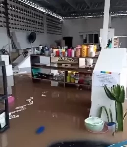 Vídeo: Bazar de entidade que reforma moradias fica alagado e ONG faz campanha para manter projetos