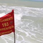Dois resgates em poucas horas acendem alerta sobre correntezas nas praias de Natal