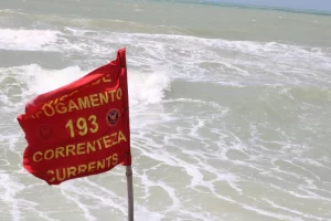 Dois resgates em poucas horas acendem alerta sobre correntezas nas praias de Natal