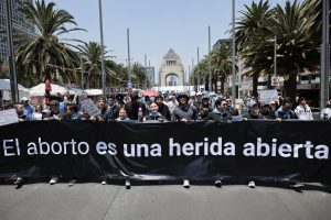 Jovens pró-vida protestam contra ampliação do aborto no México
