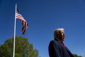 Trump anuncia que sete navios do Irã foram destruídos