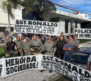 Policiais militares protestam a favor de PM acusado de matar personal trainer