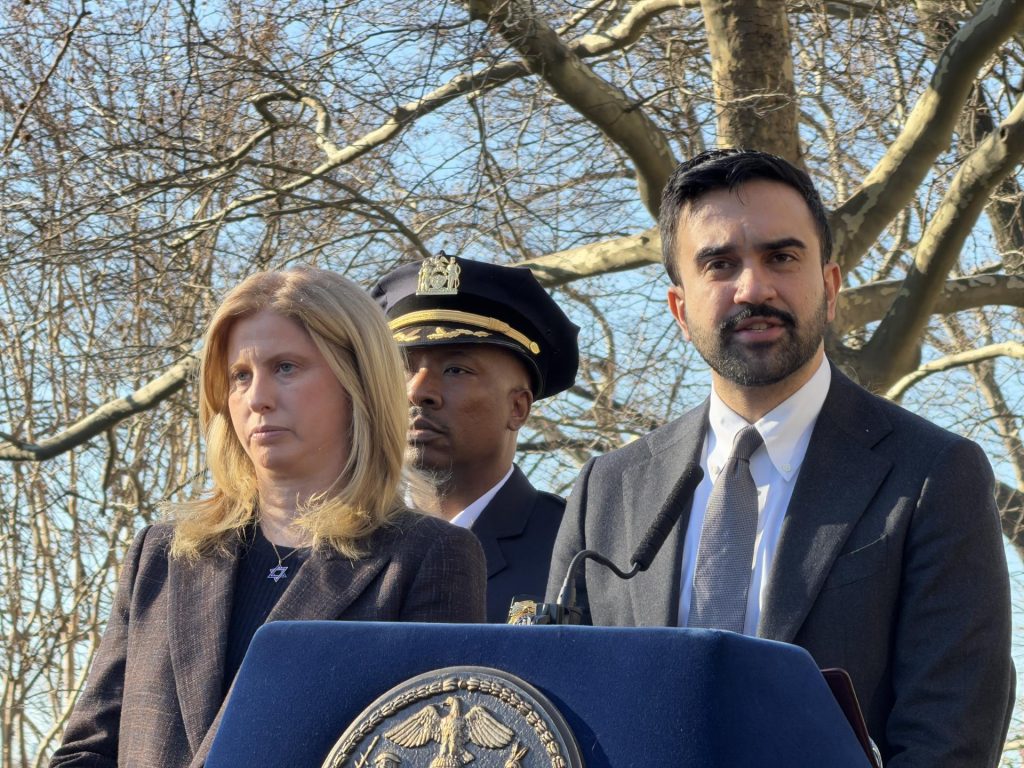 Capitão da polícia de NY é punido após criticar Mamdani