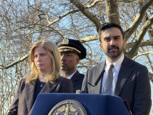 Capitão da polícia de NY é punido após criticar Mamdani