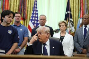 Trump volta a criticar o papa: “Colocando católicos em perigo”